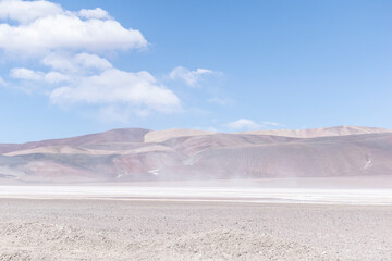 Montañas al lado de la ruta. Sendero entre montañas. Con viento y nieve.