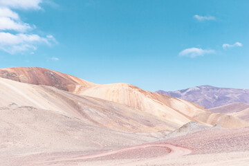 Montañas al lado de la ruta. Sendero entre montañas.