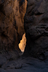 Montañas rojizas. Hueco o cueva en la montaña. 