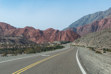 Montañas rojizas al lado de la ruta.