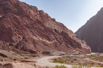 Montañas rojizas al lado de la ruta.
