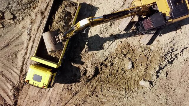 Un camion et une pelleteuse en action sur un chantier