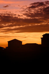 Obraz premium Dawn in the city. City with beach. Dawn at sea. A new day. Early morning.