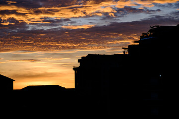 Obraz premium Dawn in the city. City with beach. Dawn at sea. A new day. Early morning.