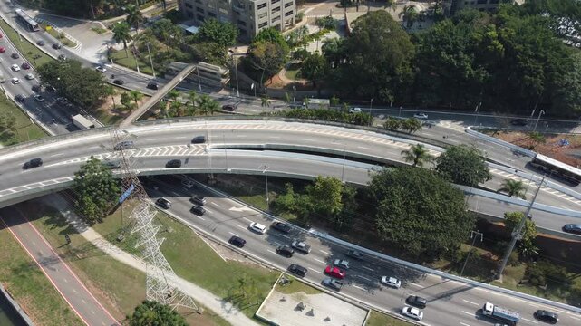 vis&atilde;o a&eacute;rea ve&iacute;culos no tr&acirc;nsito da marginal pinheiros na cidade de s&atilde;o paulo, sp, brasil