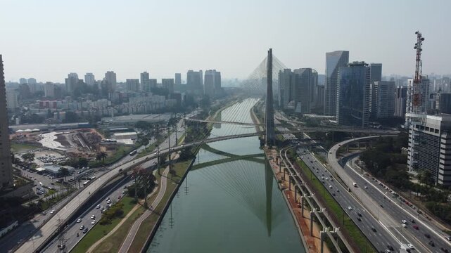Marginal Pinheiros e Jornalista Roberto Marinho Ponte Estaiada de S&atilde;o Paulo - Ponte Oct&aacute;vio Frias de Oliveira (Ponte Estaiada) panorama do Rio Pinheiros