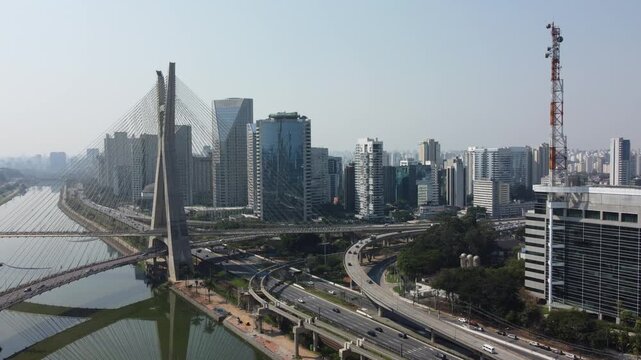 Vis&atilde;o a&eacute;rea da ponte estaiada no centro da cidade de s&atilde;o paulo, sp, brasil