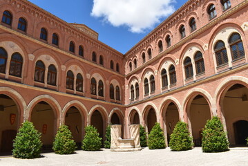 Patio interior de castillo con ladrillo rojizo