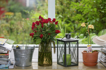 Fensterbank mit Rosen in Vase