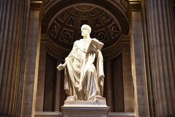 Obraz premium Statue de marbre à l'église de la Madeleine à Paris. France