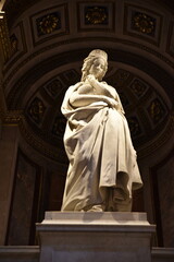 Fototapeta premium Statue de marbre de l'église de la Madeleine à Paris. France