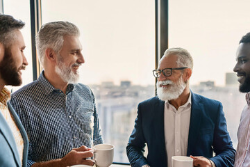 arbeitsgruppe in der Arbeitspause im Büro,  und jung, mixed race