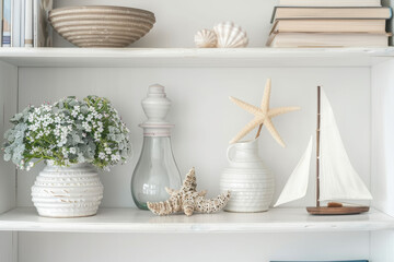 Estantería ordenada con decoración marinera en la casa de verano. Fondo, recurso gráfico. 