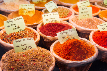 des épices sur un étal de marché. Des récipients d'épices orientales et asiatiques. Curry, cumin, poivre et piments. Nourriture épicée