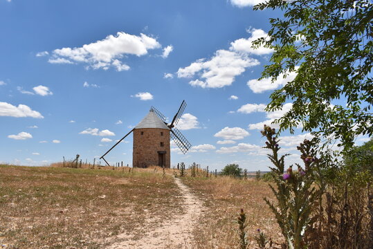 Molino de viento tradicional con precioso cielo azul detr&aacute;s