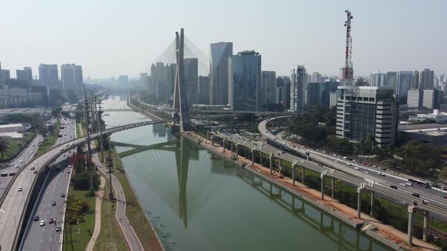 Marginal pinheiros rio pinheiros ponte estaiada video drone 4k dia de sol cidade de s&atilde;o paulo sp brasil