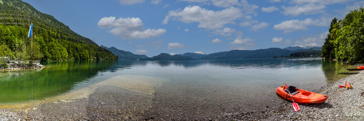 Panorama Walchensee in Bayern mit Boot am Ufer