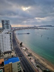 Obraz premium Horizontes infinitos Mar y Ciudad desde las Alturas