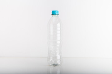 Botella de plástico PET transparente: envase duradero y reciclable