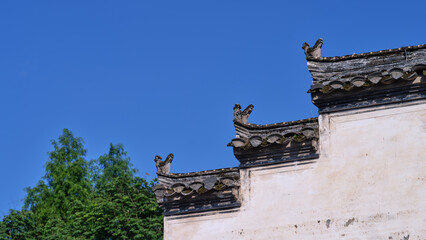 a traditional chinese style wall with decorations on top in a sunny day