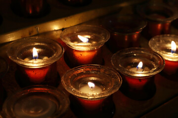 detalle de velas encendidas en la catedral de Santiago de Compostela