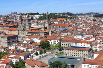 Vista de Santiago de compostela desde una monta&ntilde;a rusa