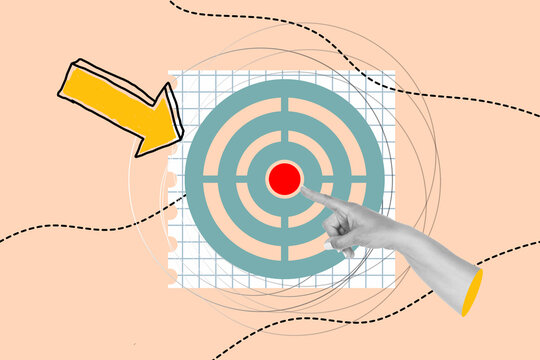 Collage de mano de una mujer se&ntilde;alando el punto central de una diana junto elementos geom&eacute;tricos. Vista de frente y de cerca. Copy space