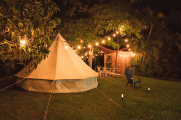 tent at night © 知之 丸山