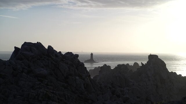 La mer &agrave; la Pointe du Raz en Bretagne pendant le couch&eacute; de soleil