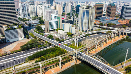 Viaduto de tr&acirc;nsito no centro da cidade, destacando o movimento de carros e a arquitetura urbana em um cen&aacute;rio metropolitano movimentado