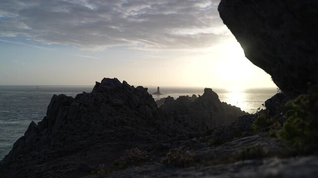 La mer &agrave; la Pointe du Raz en Bretagne pendant le couch&eacute; de soleil