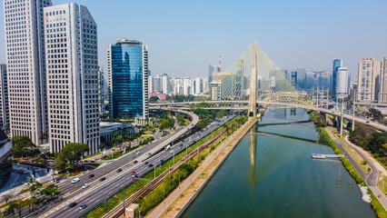 Naklejka premium Vista aérea da Ponte Estaiada e da Marginal Pinheiros, destacando a arquitetura e infraestrutura de São Paulo