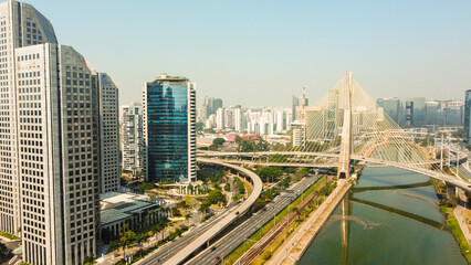 Naklejka premium vista aérea da imponente ponte estaiada de são paulo, destacando sua arquitetura moderna e a movimentação da cidade em um dia claro