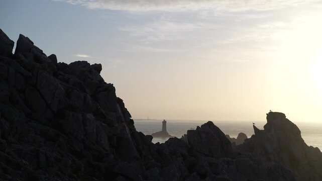 La mer &agrave; la Pointe du Raz en Bretagne pendant le couch&eacute; de soleil