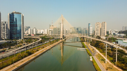 Obraz premium Ponte estaiada sobre o rio tietê na cidade de são paulo, sp, brasil