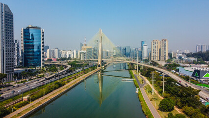 Obraz premium Vista aérea da ponte Estaiada na Marginal Pinheiros, São Paulo, Brasil. Centro de negócios. Centro Financeiro. Famosa ponte estaiada (Ponte Estaiada)&nbsp;