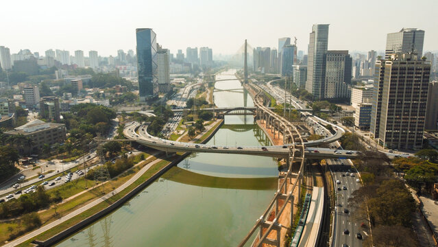 Vis&atilde;o a&eacute;rea rio pinheiros marginal na cidade de s&atilde;o paulo sp brasil