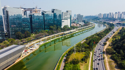 Visão aérea de prédios comerciais a beira da marginal pinheiros sobre o rio tietê na cidade de...