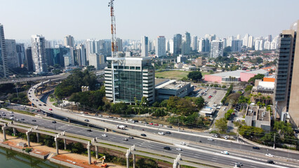 Vista das faixas de trânsito da Avenida Marginal Pinheiros, uma das principais vias de São Paulo, destacando o tráfego urbano