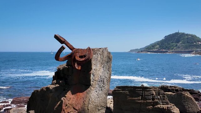 Peine del Viento en la ciudad de San Sebastian Donostia