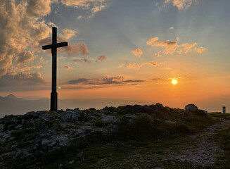 Sonnenuntergang am Gipfelkreuz der Hochries mit dramatischer Wolken-Stimmung,  Alpen, Chiemgau,...