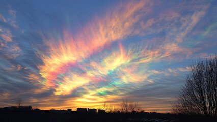 Fototapeta premium Ethereal City View: Ice Crystal Clouds in the Sky