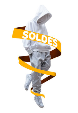 un ensemble de v&ecirc;tements de sport qui flotte dans les airs sans personne &agrave; l'int&eacute;rieur, entour&eacute; d'un rubans jaune avec le texte SOLDES &eacute;crit dessus