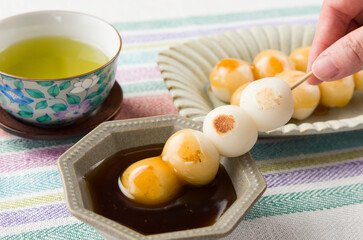 みたらし団子と緑茶 串をたれにディップ