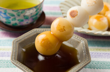 みたらし団子と緑茶 串をたれにディップ