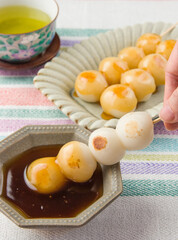 みたらし団子と緑茶 串をたれにディップ