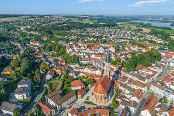 Dingolfing an der Isar in Niederbayern von oben, Blick ins Stadtzentrum zur Kirche St. Johannes