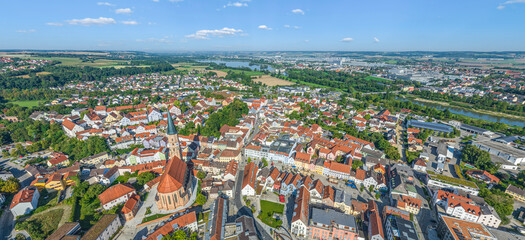 Panoramablick über die Altstadt der niederbayerischen Kreistadt Dingolfing