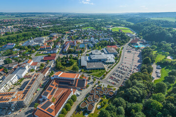 Die niederbayerische Kreistadt Dingolfing von oben, Blick über das Schulzentrum zu den Sportanlagen am Isar-Wald-Stadion