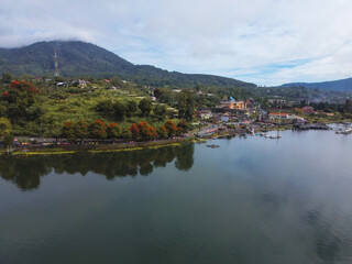 Obraz premium Aerial view of Beratan Lake with view of Pura Ulun Danu Beratan, a famous temple in Bedugul, Bali, Indonesia